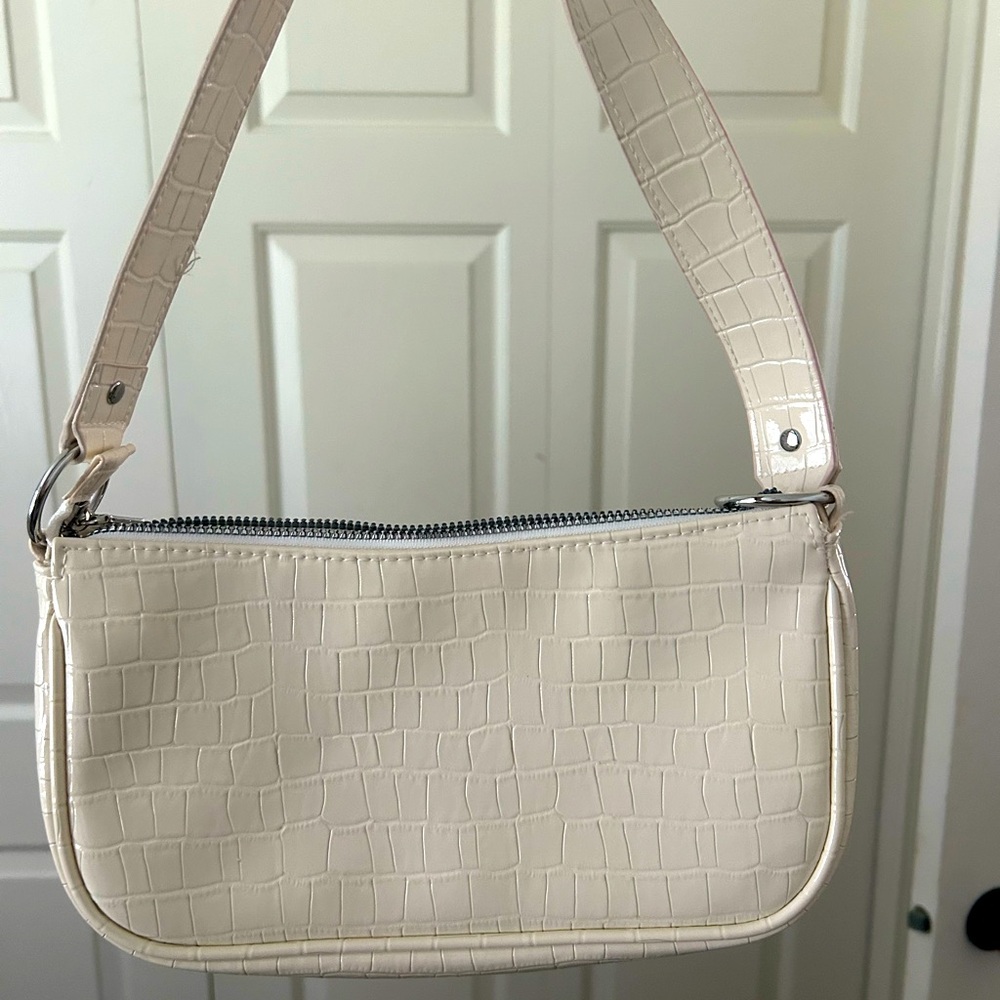 Elegant Cream Croc-Embossed Shoulder Bag